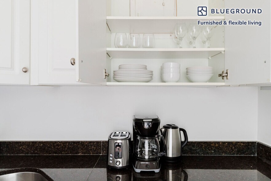 Building Photo - 420 E 80th St