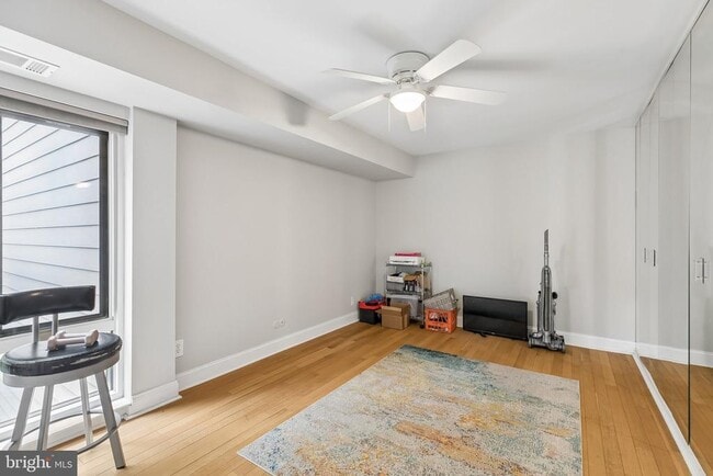 Building Photo - 1740 Oakwood Terrace