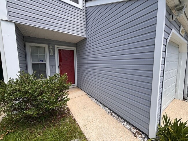 Building Photo - 2BR/2.5BA Townhome with In-Unit Laundry, Fenced Backyard, Garage, & Fireplace! Move-In Ready! Pri...