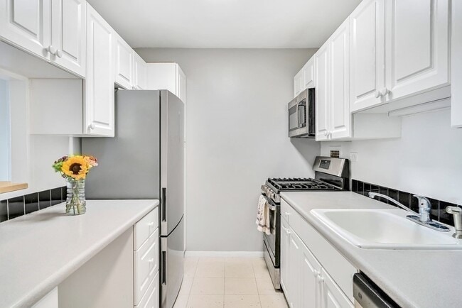 Building Photo - 8 Whittier Pl