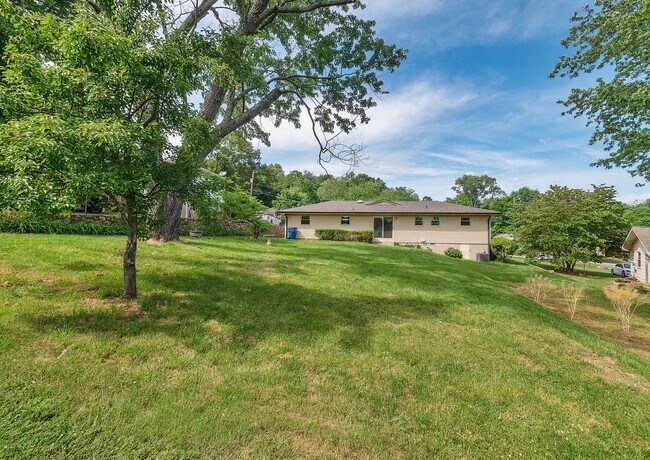 Building Photo - 450 Bouton Dr