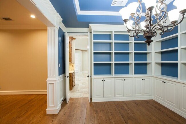 Building Photo - 8100 Rosemont Dr