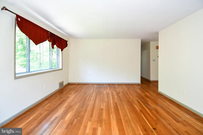 Building Photo - 4842 Randolph Dr