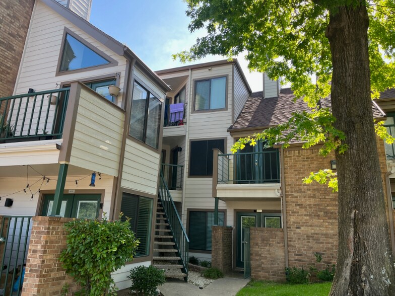 Building Photo - 2300 Bamboo Dr