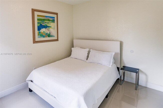 Building Photo - 518 SW 15th Ave