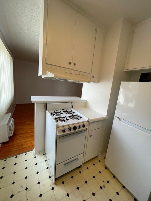 Building Photo - 1260 Beachwood Dr