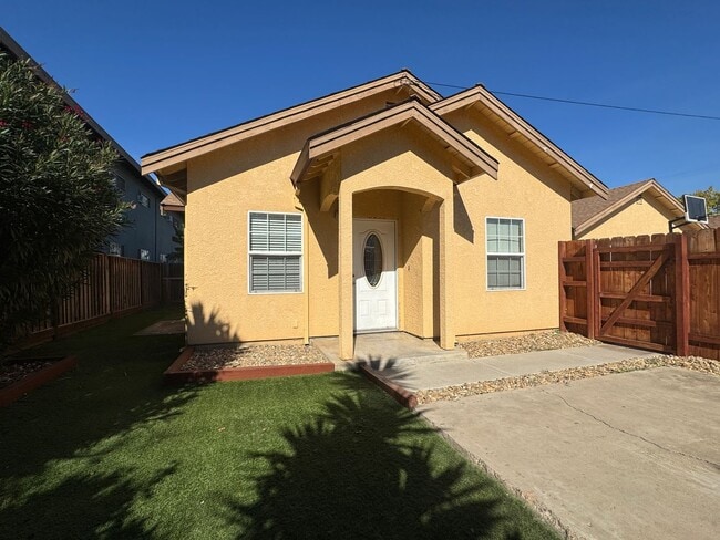 Primary Photo - Newly Redone Charming 2 Bedroom!