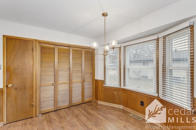 Building Photo - Mid Century 3 Bedroom