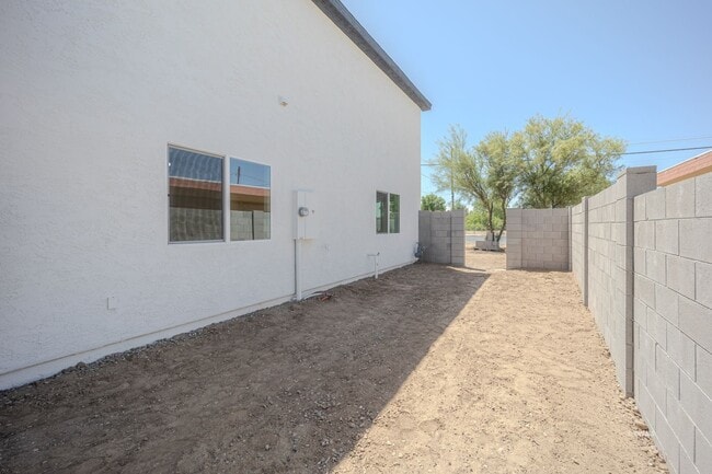 Building Photo - 818 W 7th St