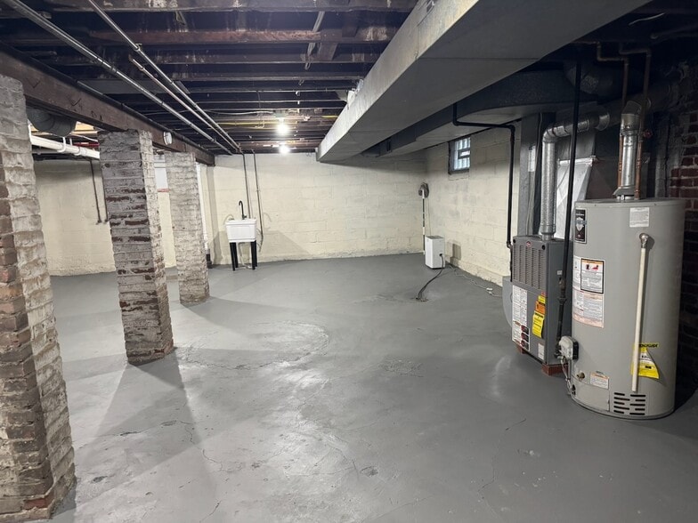 Building Photo - 1026 W 7th St