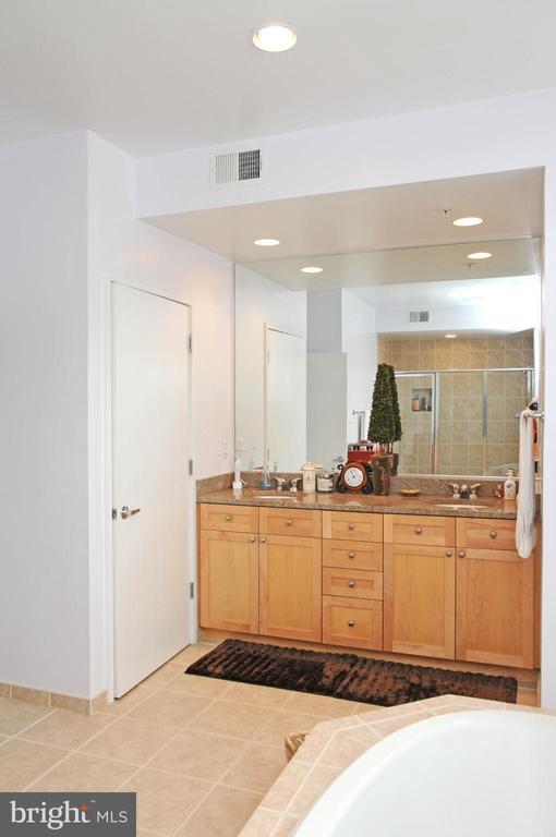 Building Photo - 2010 N Westmoreland St