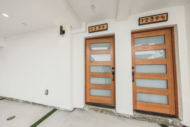 Building Photo - 1237 N Orange Dr