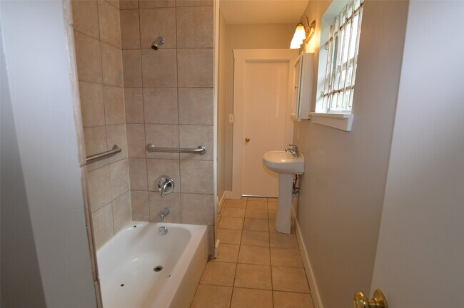 Building Photo - 2712 Holman St