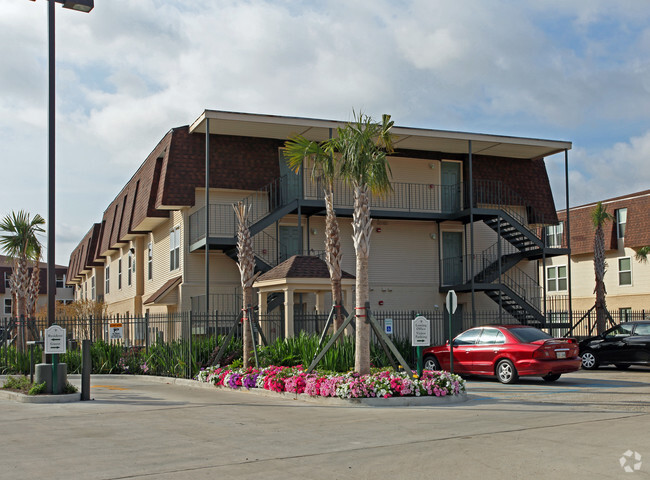 Primary Photo - Arbors on the Lake Apartments