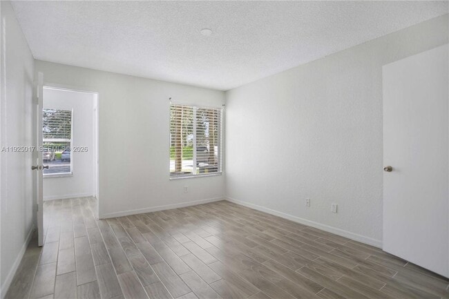 Building Photo - 417 Vista Isles Dr