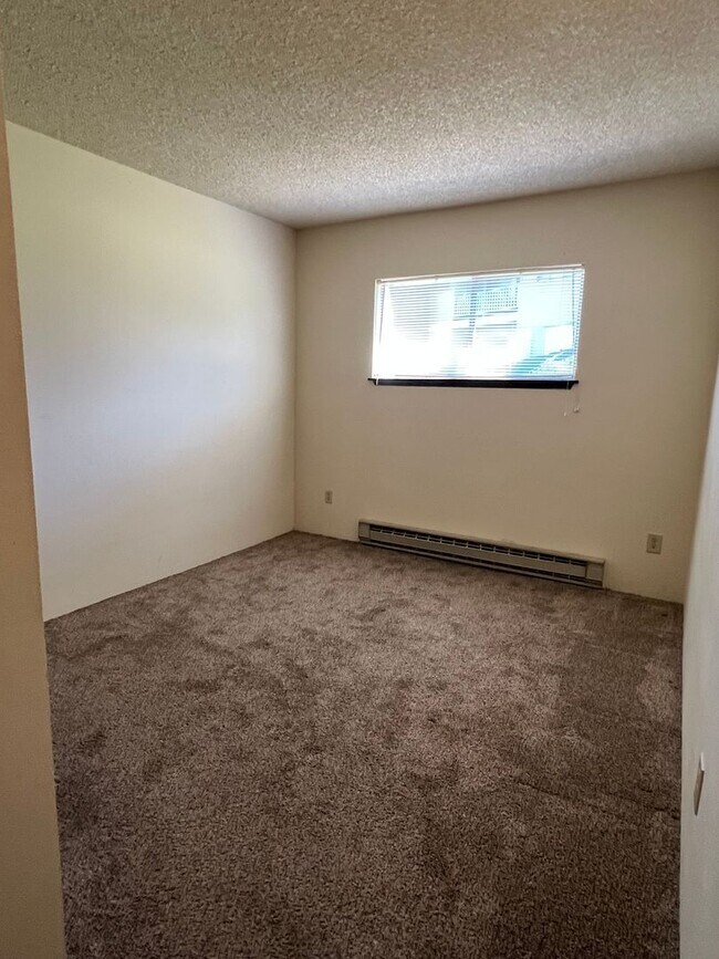 Building Photo - Pet-friendly 2 bedroom apartment with a/c,...