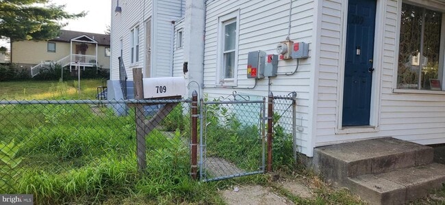 Building Photo - 709 Mulberry St
