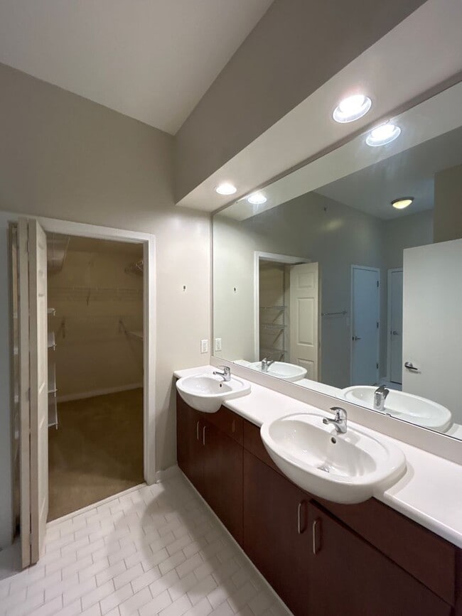 Building Photo - Live on the edge of Dilworth in Charlotte'...