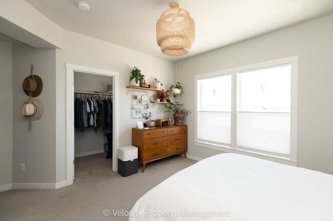 Building Photo - Light and Bright Townhome in NW Redmond!
