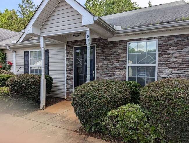 Primary Photo - Nice Two Bedroom Duplex In A Great Location!