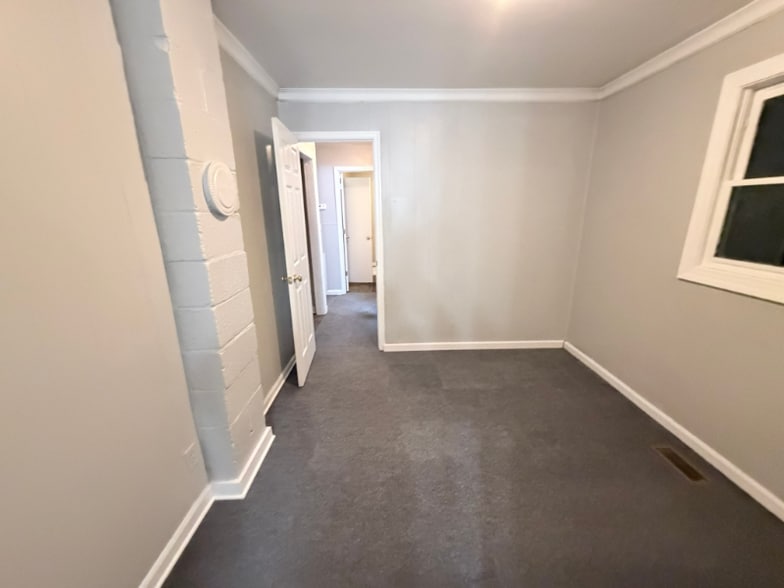 Building Photo - 205 Alesa Dr