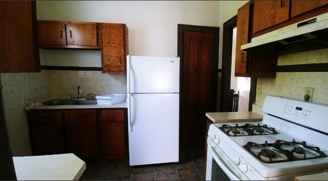 Kitchen - 1031 Lockman Ave