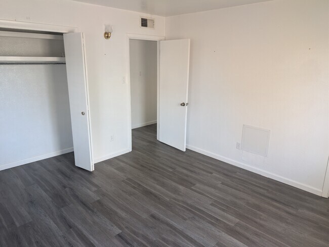 Building Photo - 507 E Mescalero Rd