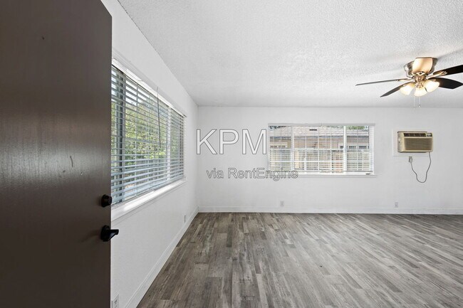 Building Photo - 527 N Lillian Ave