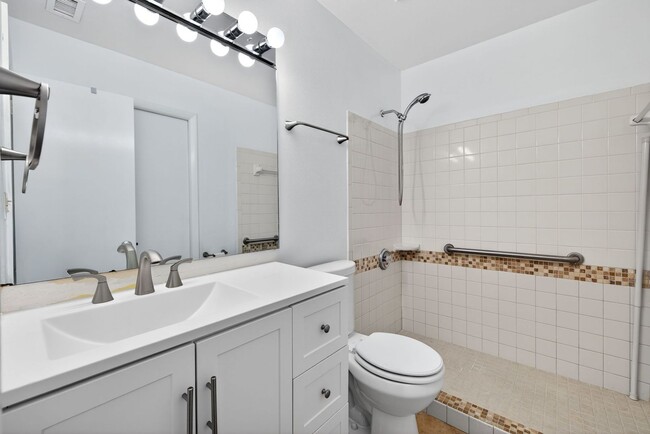 Building Photo - Cozy unfurnished, 2 Bedroom, 1 Bathroom, Condo