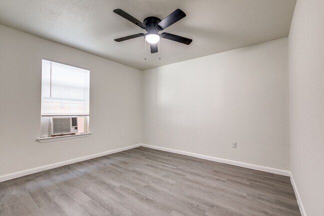 Building Photo - Elmwood Triplex