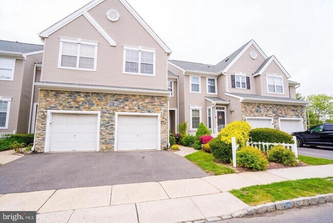 Building Photo - 704 Dahlia Cir
