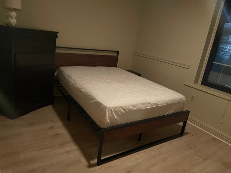 Building Photo - 105 W Main St