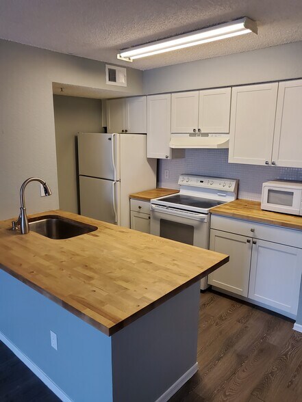 Building Photo - 4105 Tropical Isle Blvd