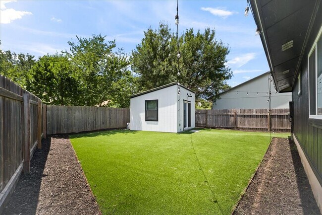Building Photo - 3803 Alexandria Dr