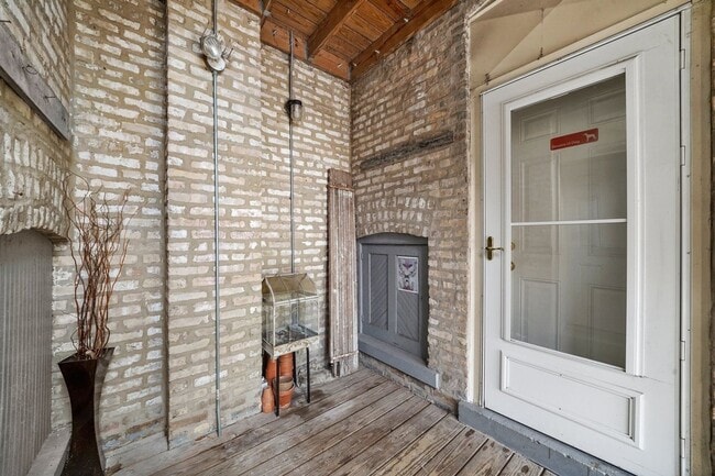 Building Photo - Spacious 2BR/2BA Rogers Park Condo with In-Unit Laundry & Central Air