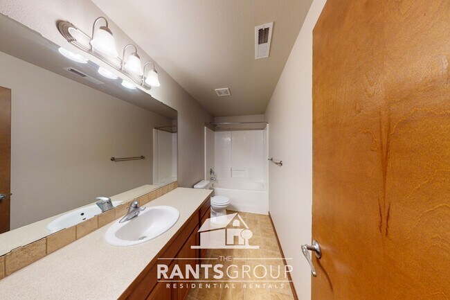 Building Photo - Spacious and Versatile Home in Sought-Afte...
