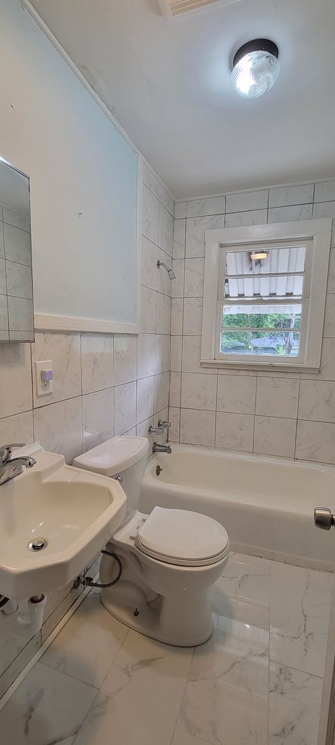 Building Photo - Gorgeous fully remodeled 3 bedroom/1&1/2 b...