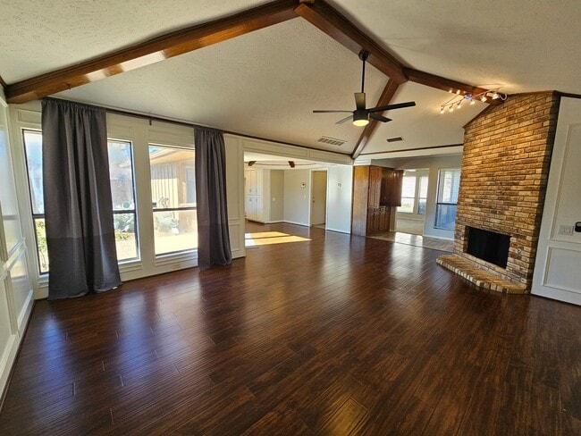 Building Photo - AVAILABLE NOW!