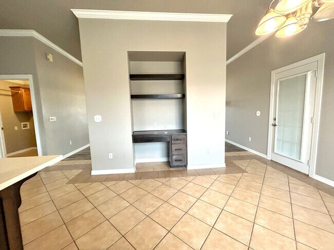 Building Photo - Spacious 3 bed 2 bath Single Family with a Large Fenced Backyard!