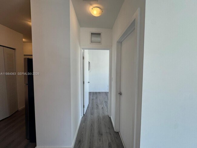 Building Photo - 810 7th St