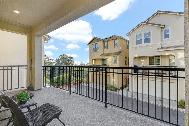 Building Photo - Modern, Bay View, 2 year old, 3 Bedroom, 3...