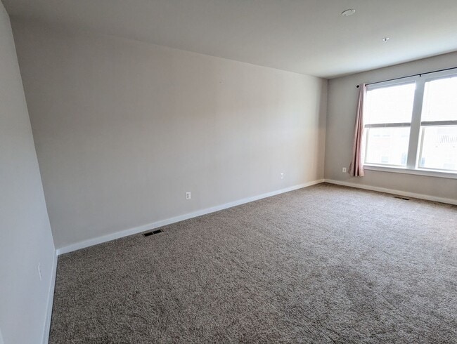Building Photo - Gorgeous 3 level home in Tuscarora Creek ready for you now!