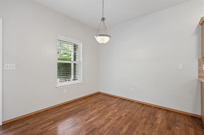 Building Photo - MOVE IN READY! 2 bed, 2 bath townhouse. No...