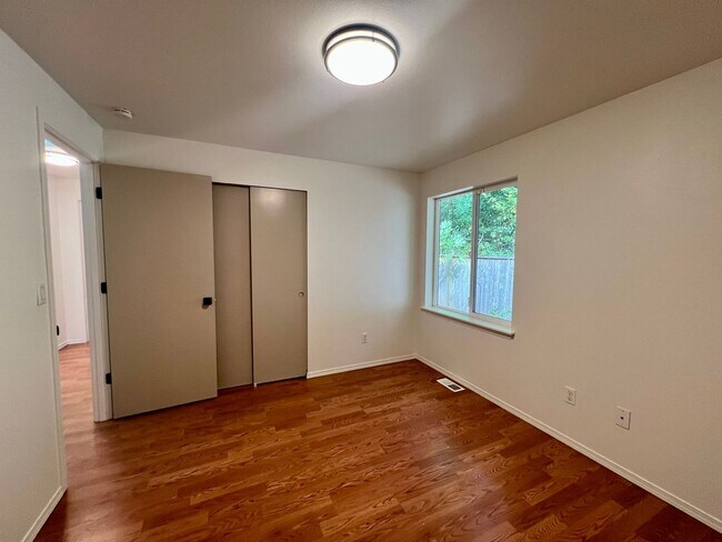 Building Photo - Move-In Special! Remodeled Rambler with La...