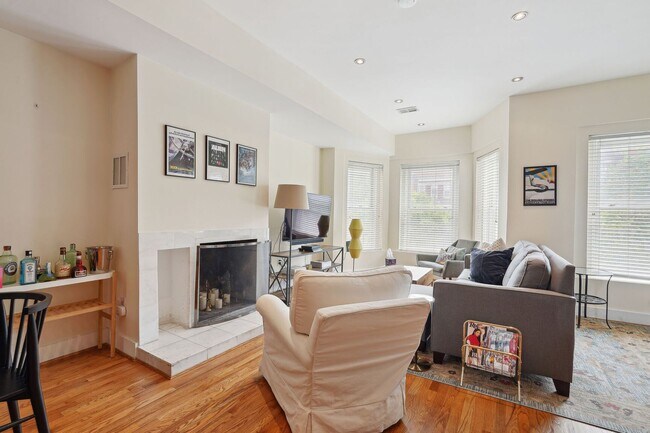 Building Photo - Beautiful 3br/4ba Columbia Heights Home wi...