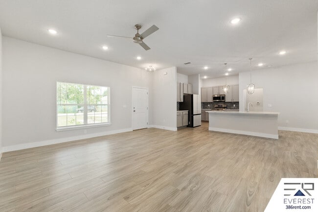 Building Photo - 8 Longview Ln