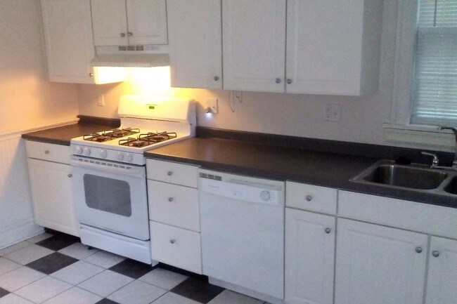 Kitchen Range - 220 Oak St