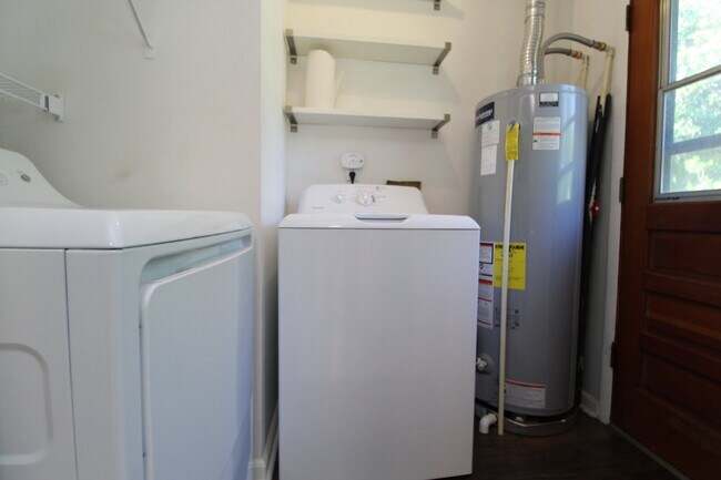 Building Photo - 3/2 with Updated Kitchen & Solar – Minutes...