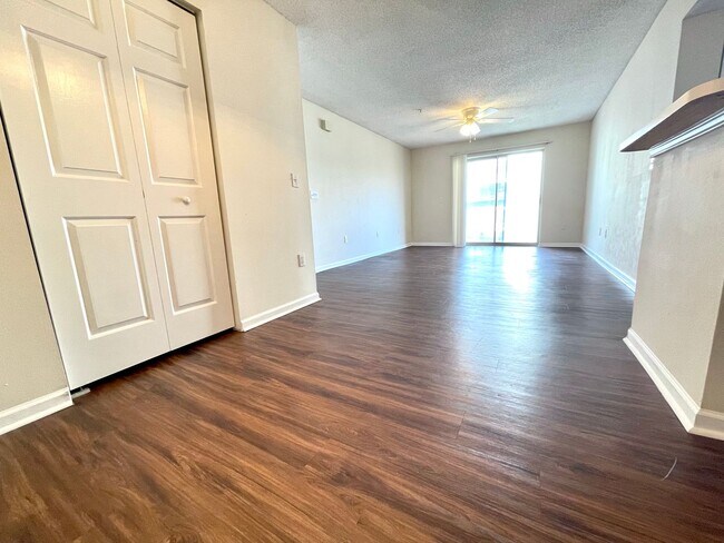 Building Photo - Cozy 2B/2B Unfurnished Condo near Beach in...