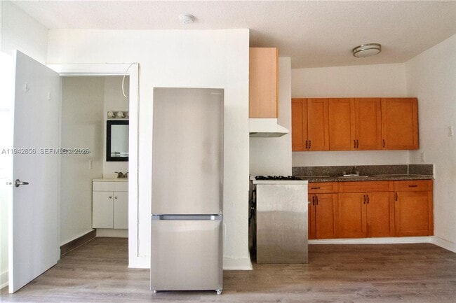 Building Photo - 501 SW 6th Ct